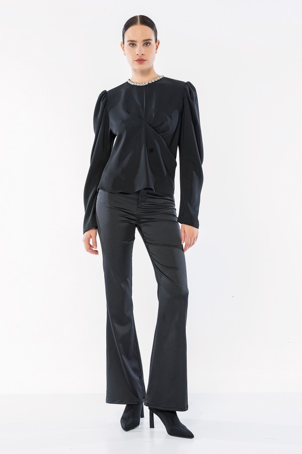 Yakası İşlemeli Pileli Bluz Siyah