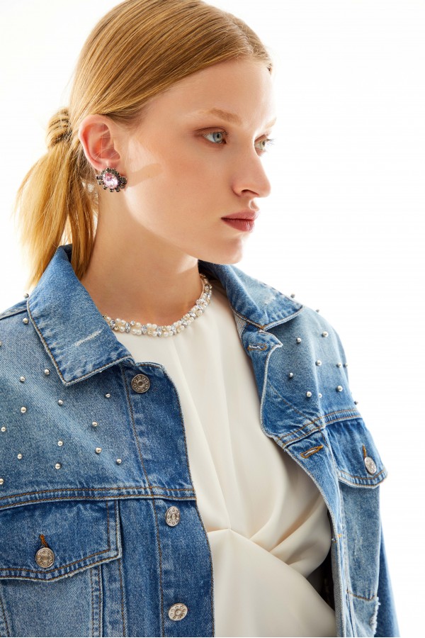 Yakası İşlemeli Pileli Bluz Ekru