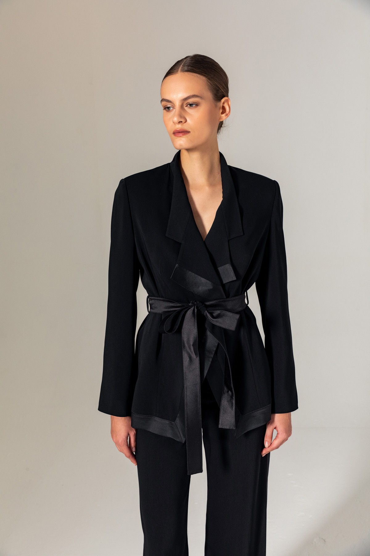 Saten Detaylı Ceket Siyah