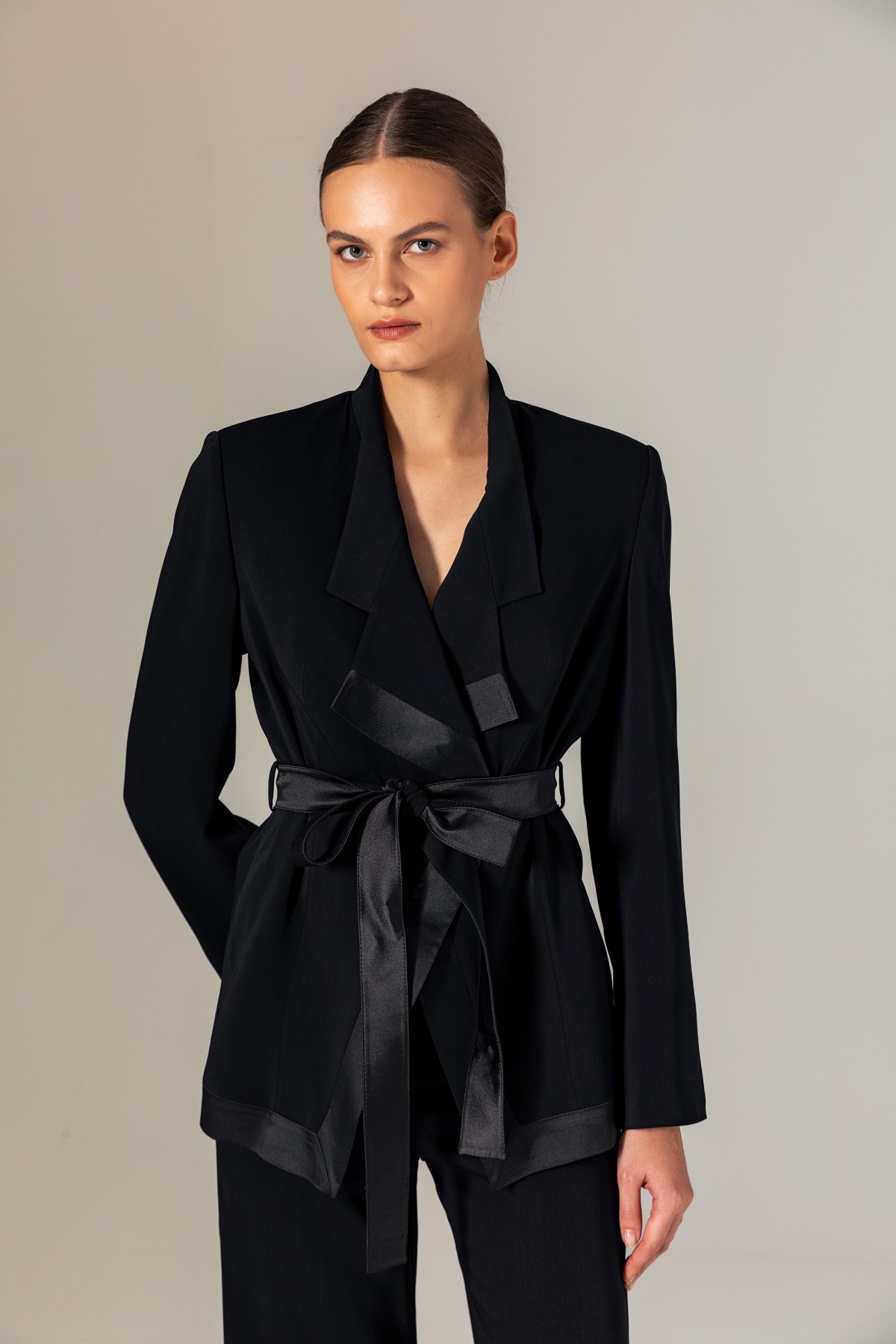 Saten Detaylı Ceket Siyah