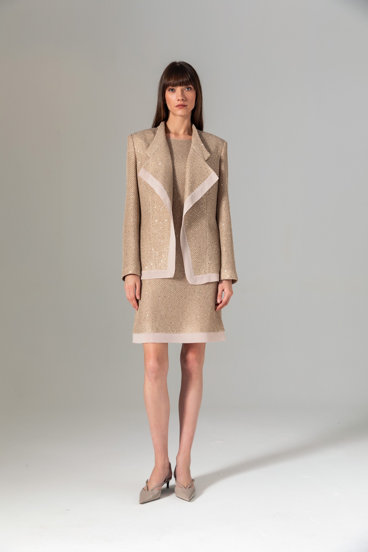 Bele Oturan Pullu Ceket Bej