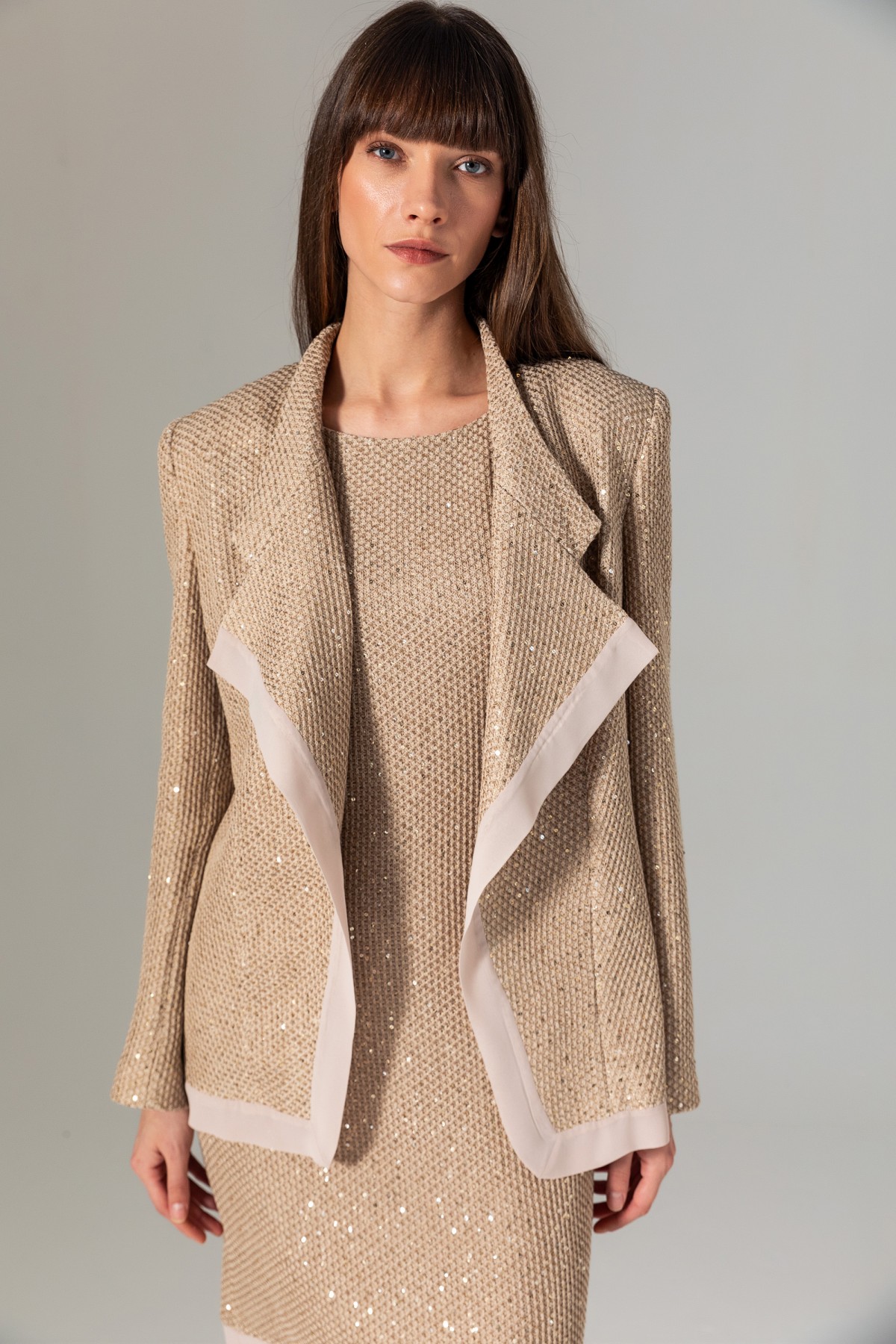 Bele Oturan Pullu Ceket Bej