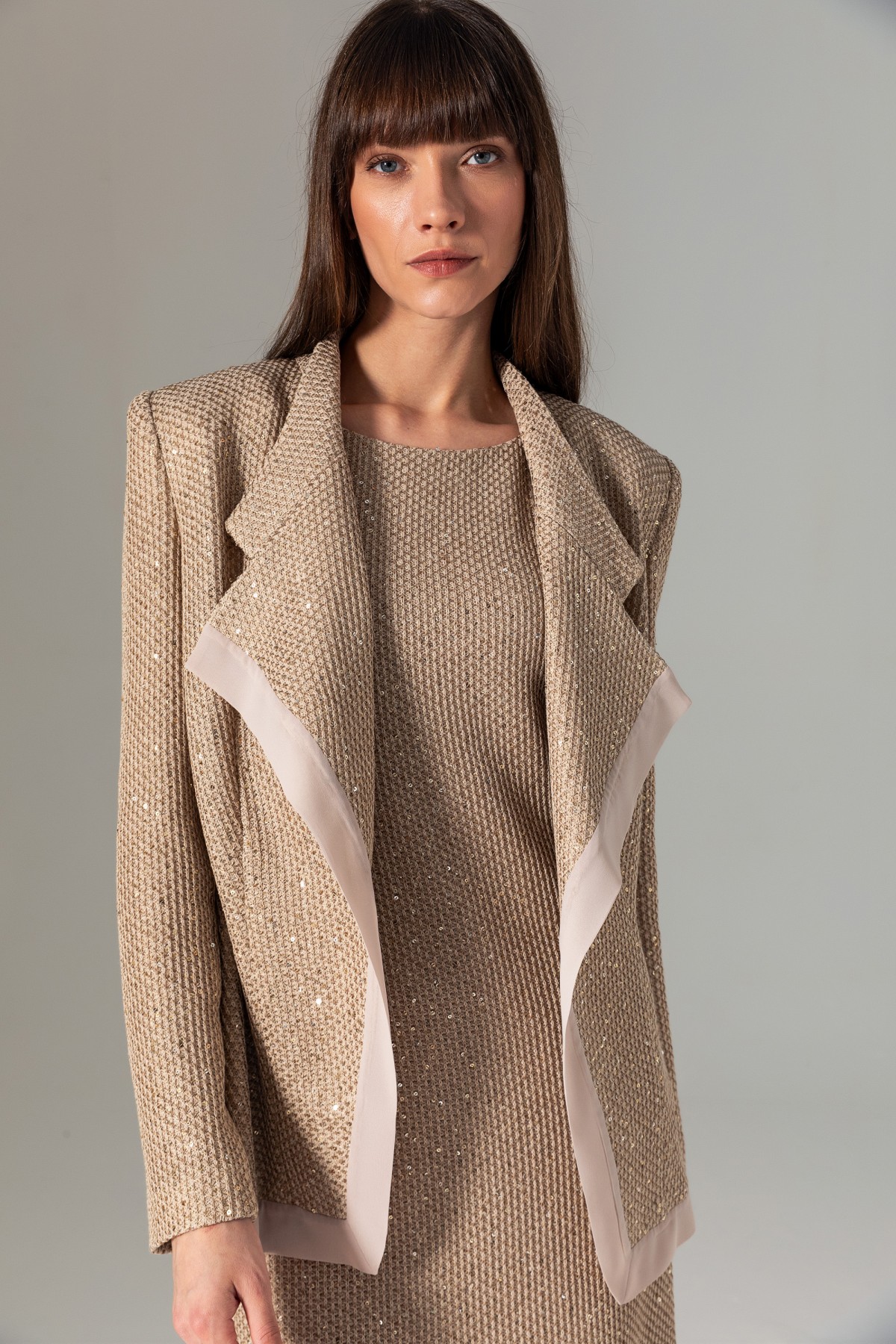 Bele Oturan Pullu Ceket Bej