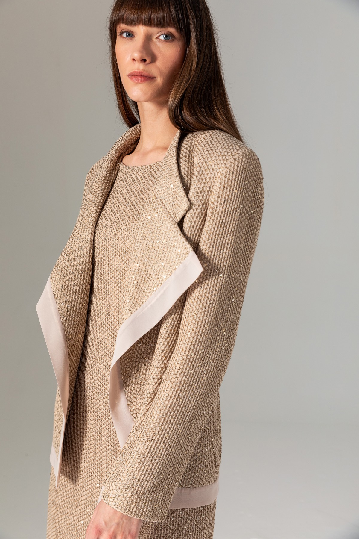 Bele Oturan Pullu Ceket Bej