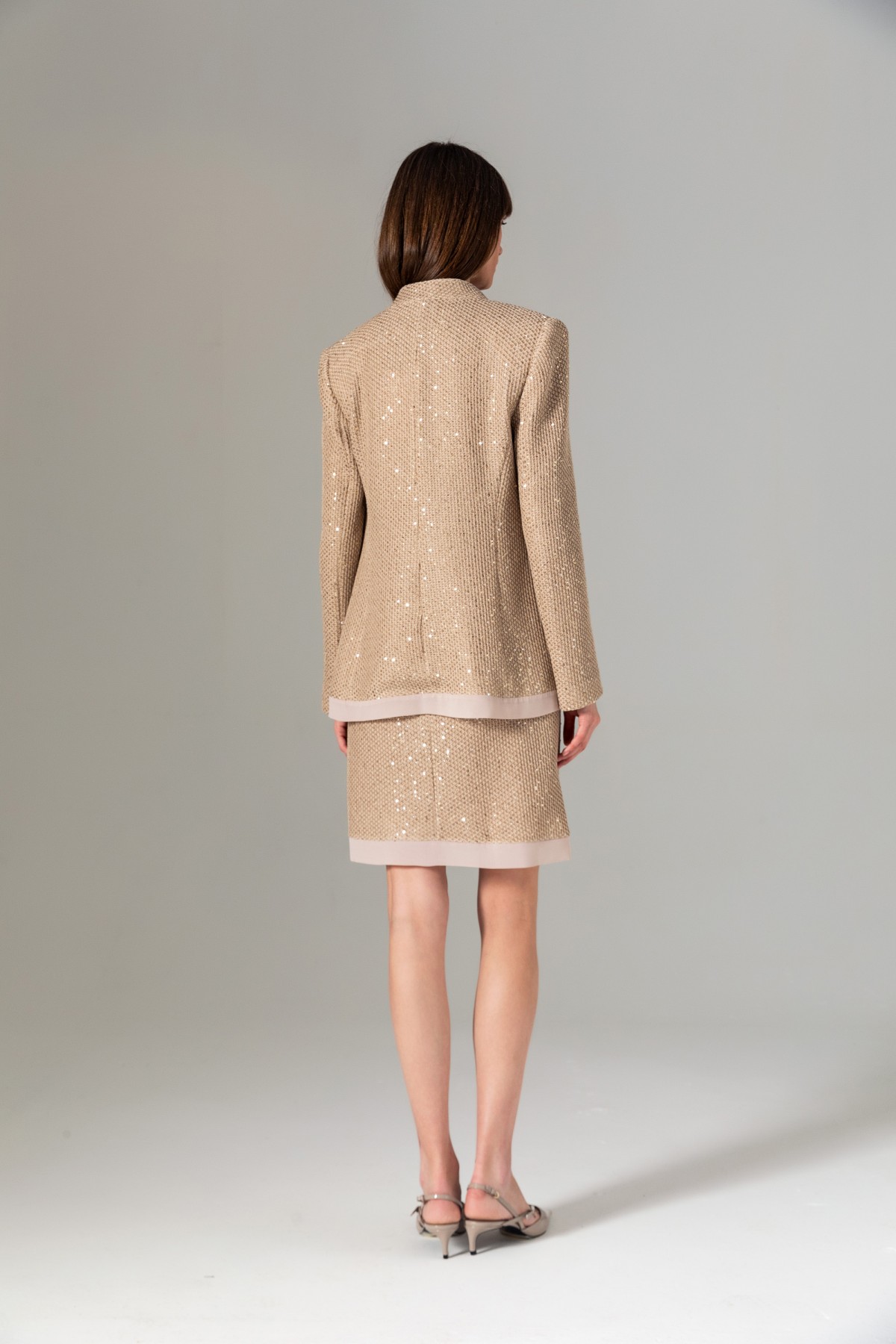 Bele Oturan Pullu Ceket Bej