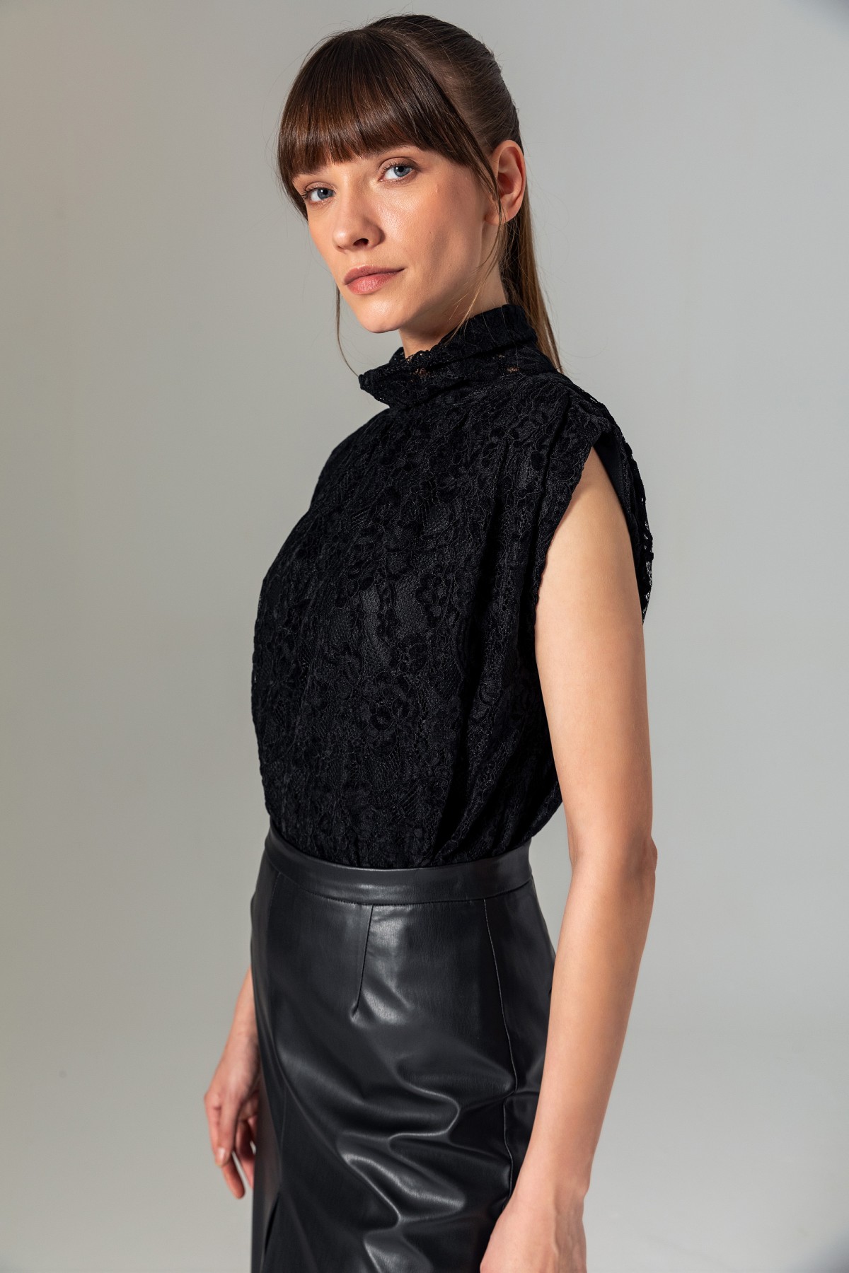 Yüksek Yaka Dantel Bluz Siyah