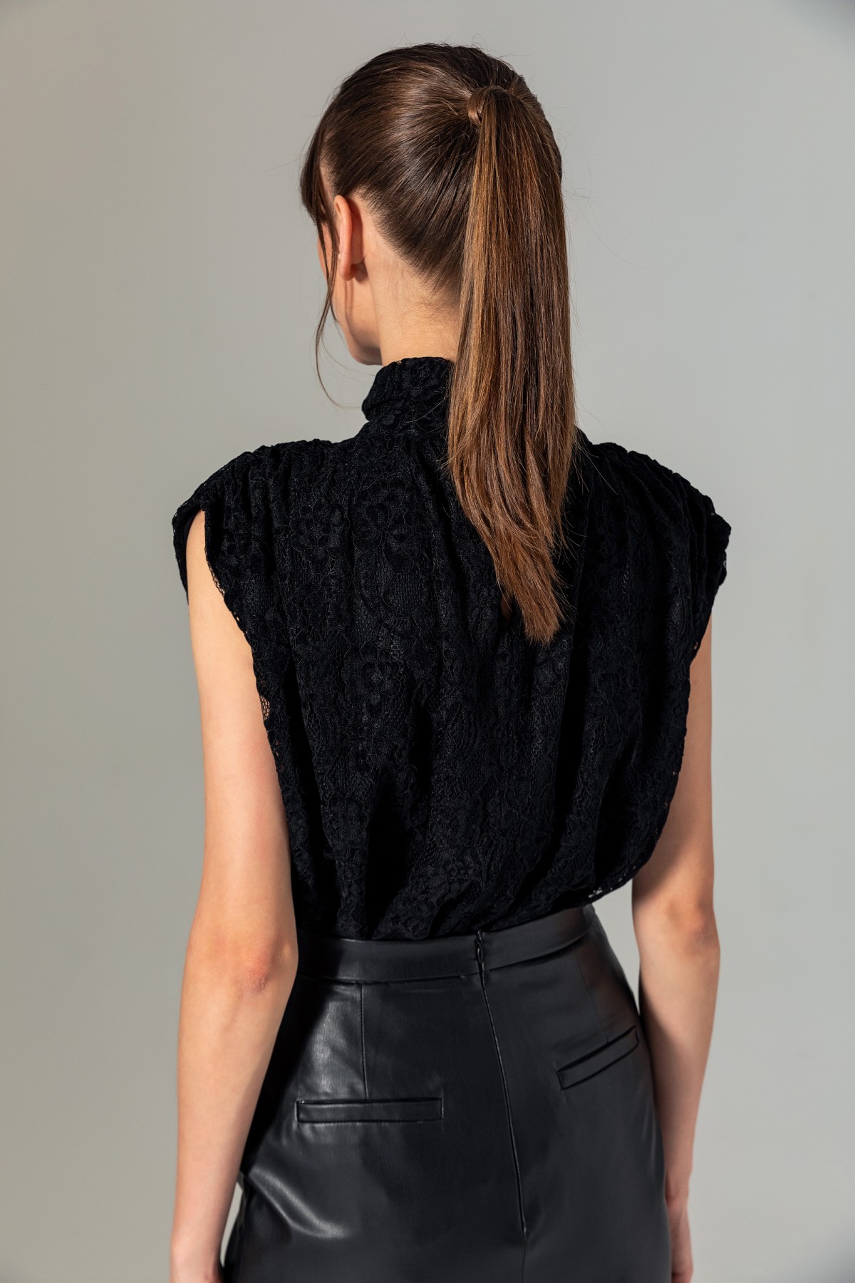 Yüksek Yaka Dantel Bluz Siyah