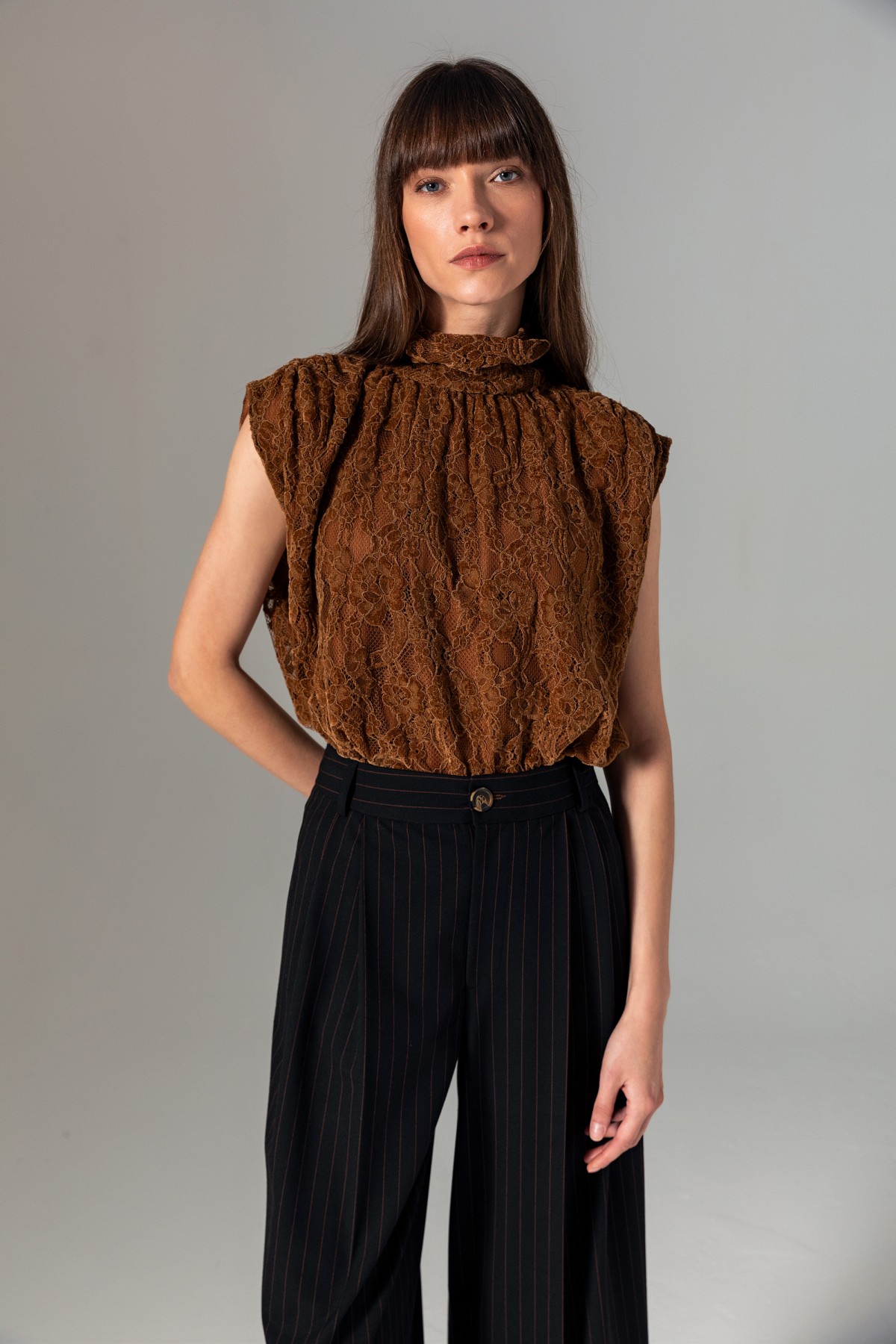 Yüksek Yaka Dantel Bluz Taba