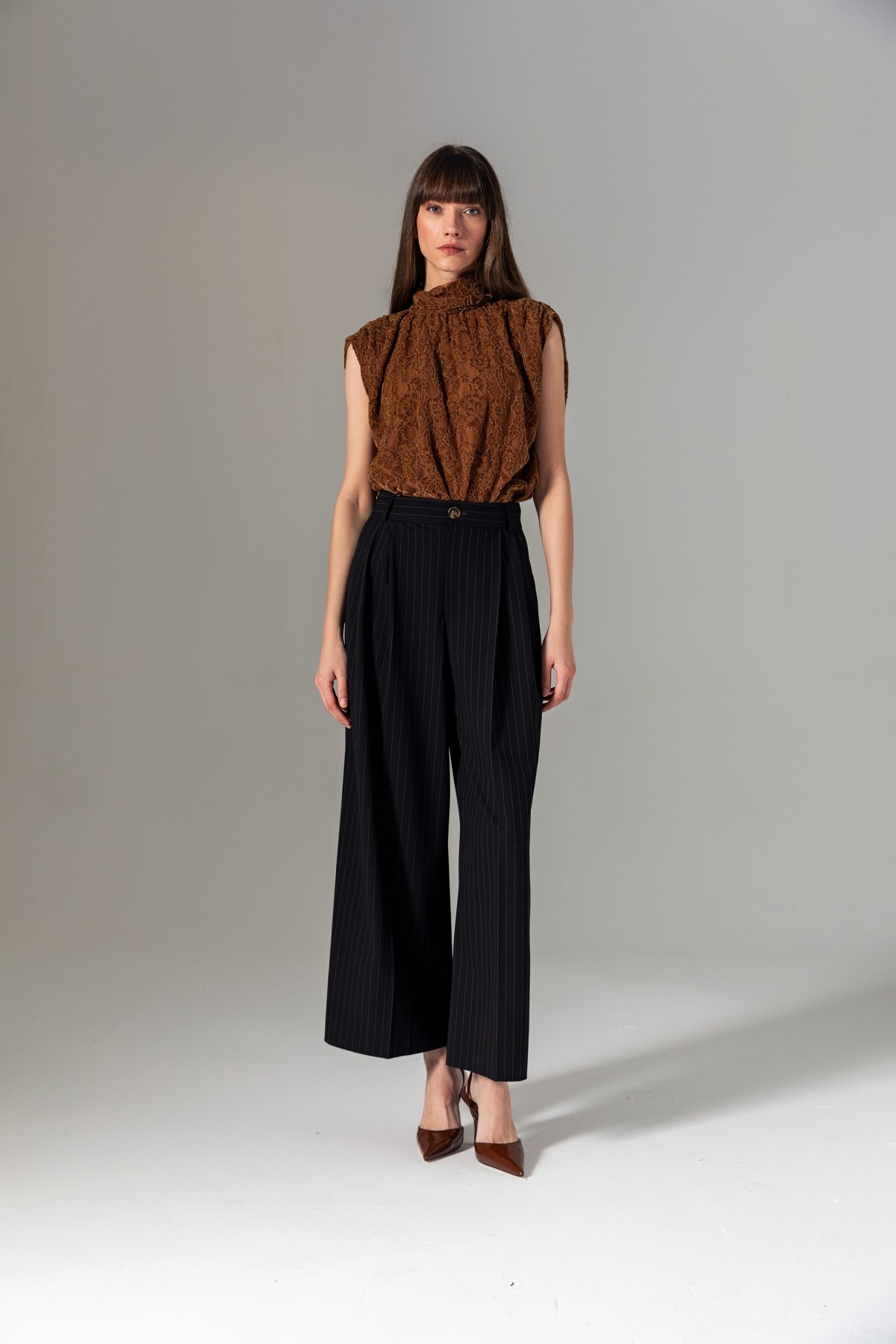 Yüksek Yaka Dantel Bluz Taba