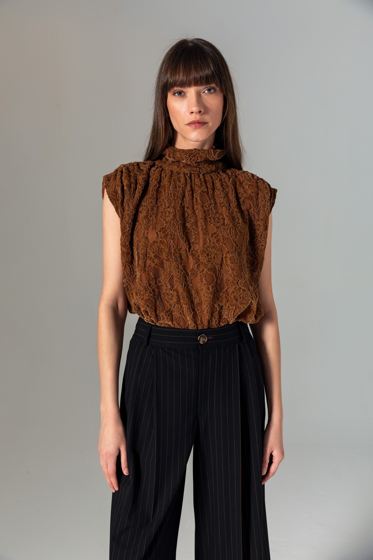 Yüksek Yaka Dantel Bluz Taba