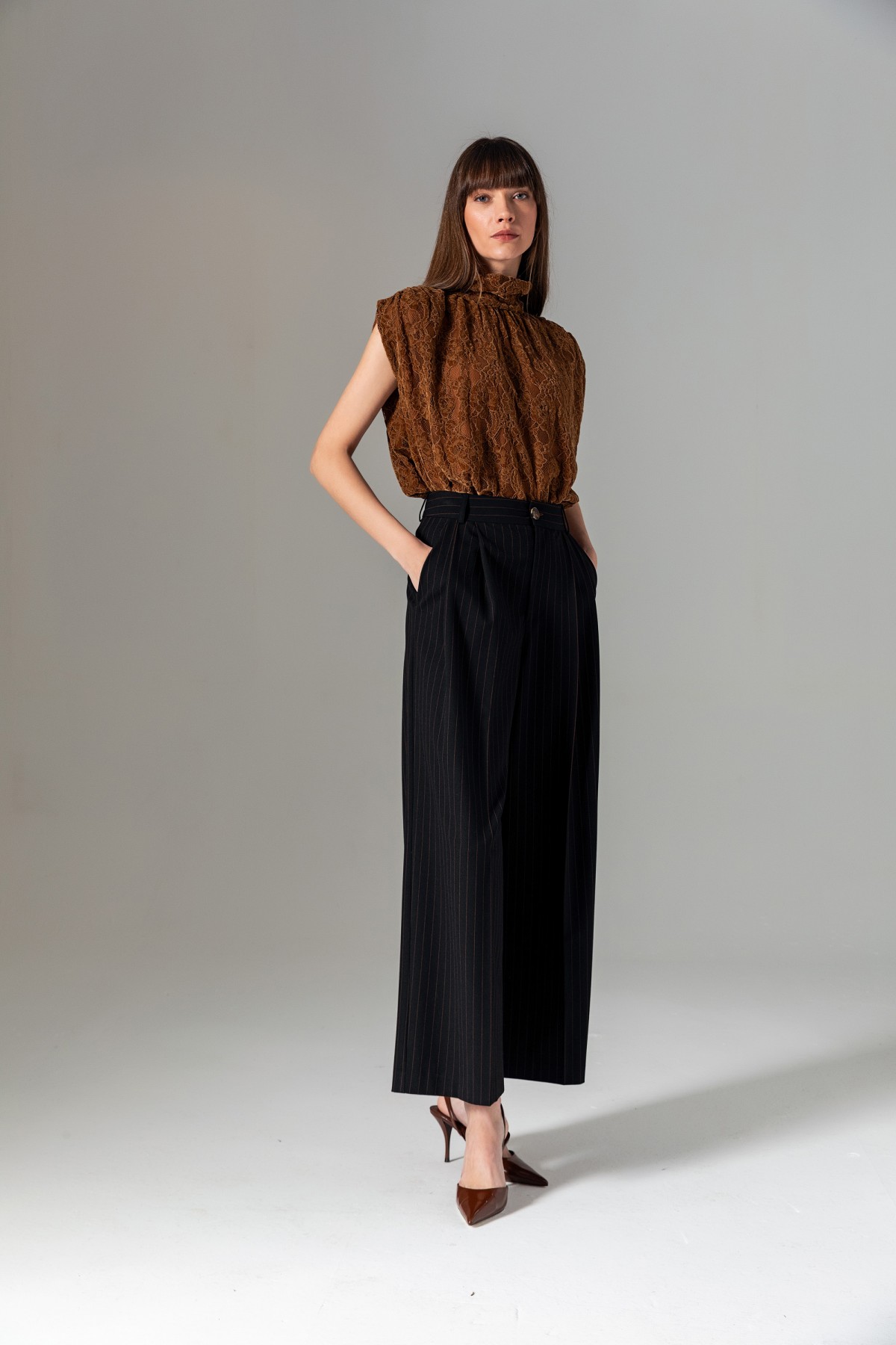 Yüksek Yaka Dantel Bluz Taba