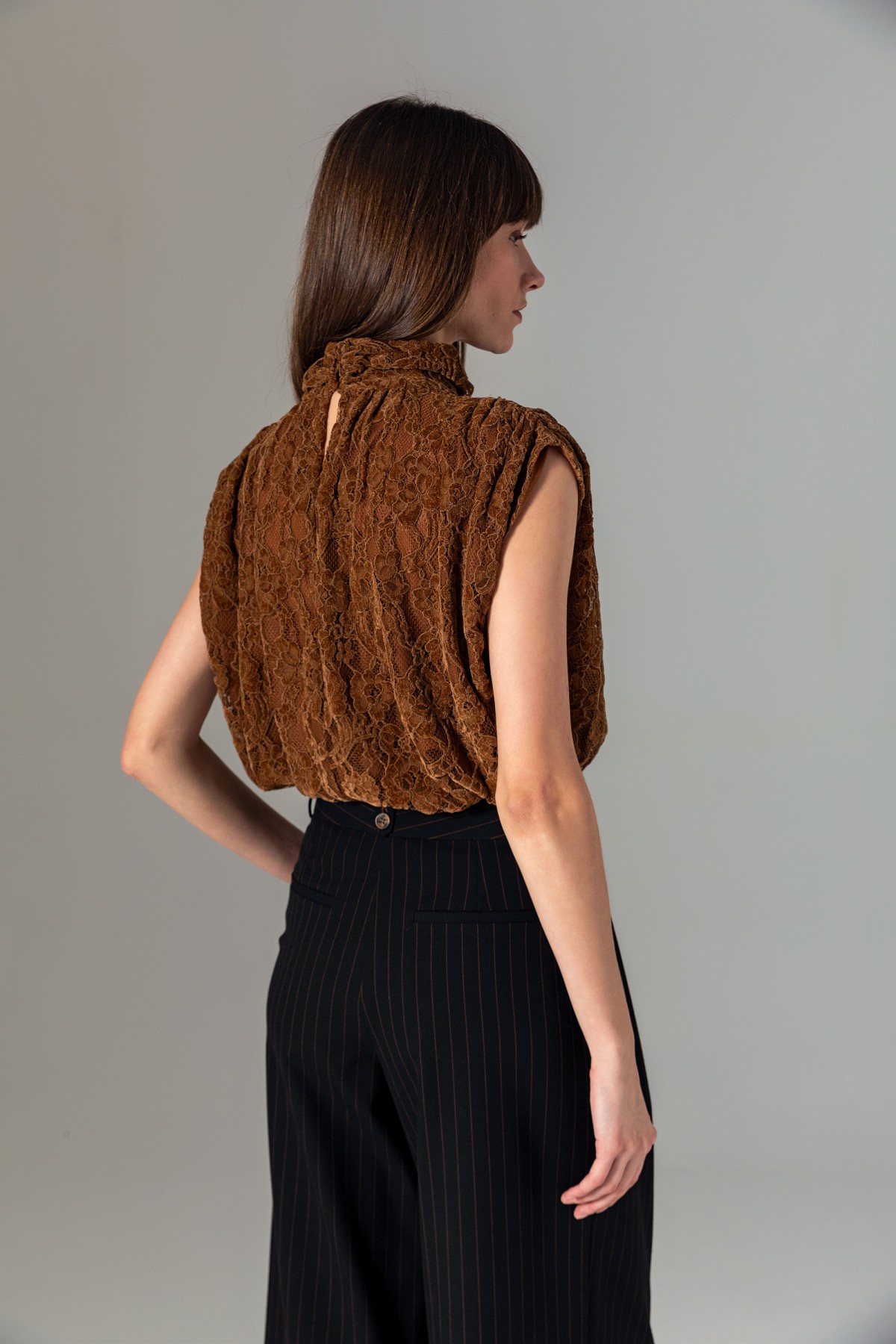 Yüksek Yaka Dantel Bluz Taba