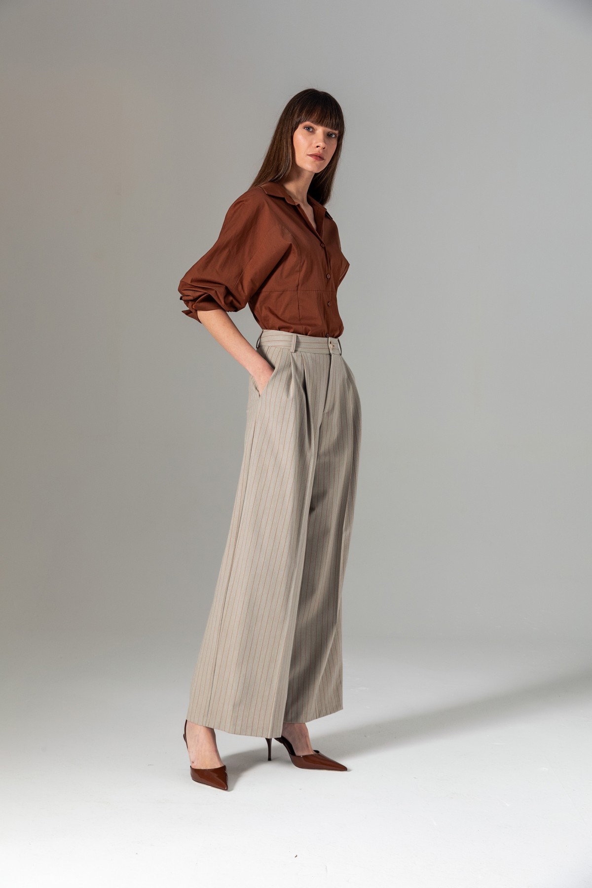 Bele Oturan Gömlek Ki̇remi̇t