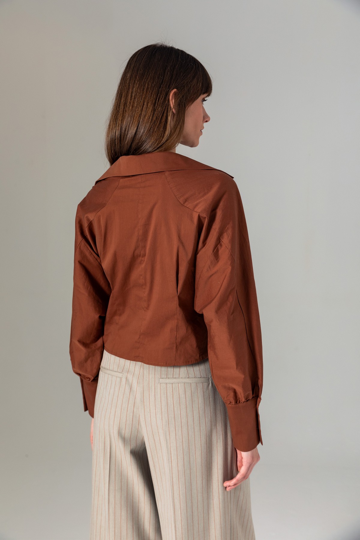 Bele Oturan Gömlek Ki̇remi̇t