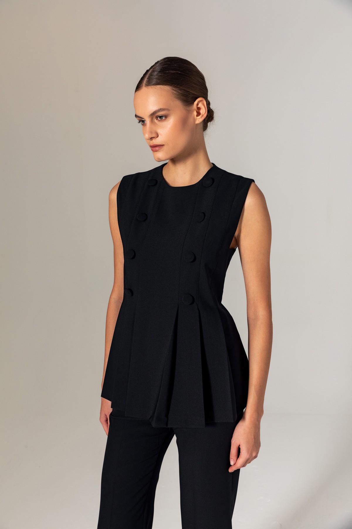 Sıfır Yaka Kolsuz Pileli Bluz Siyah