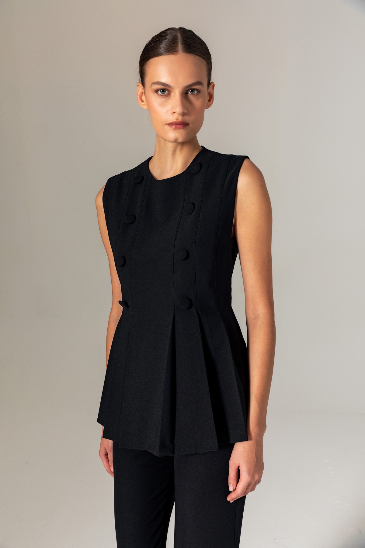 Sıfır Yaka Kolsuz Pileli Bluz Siyah