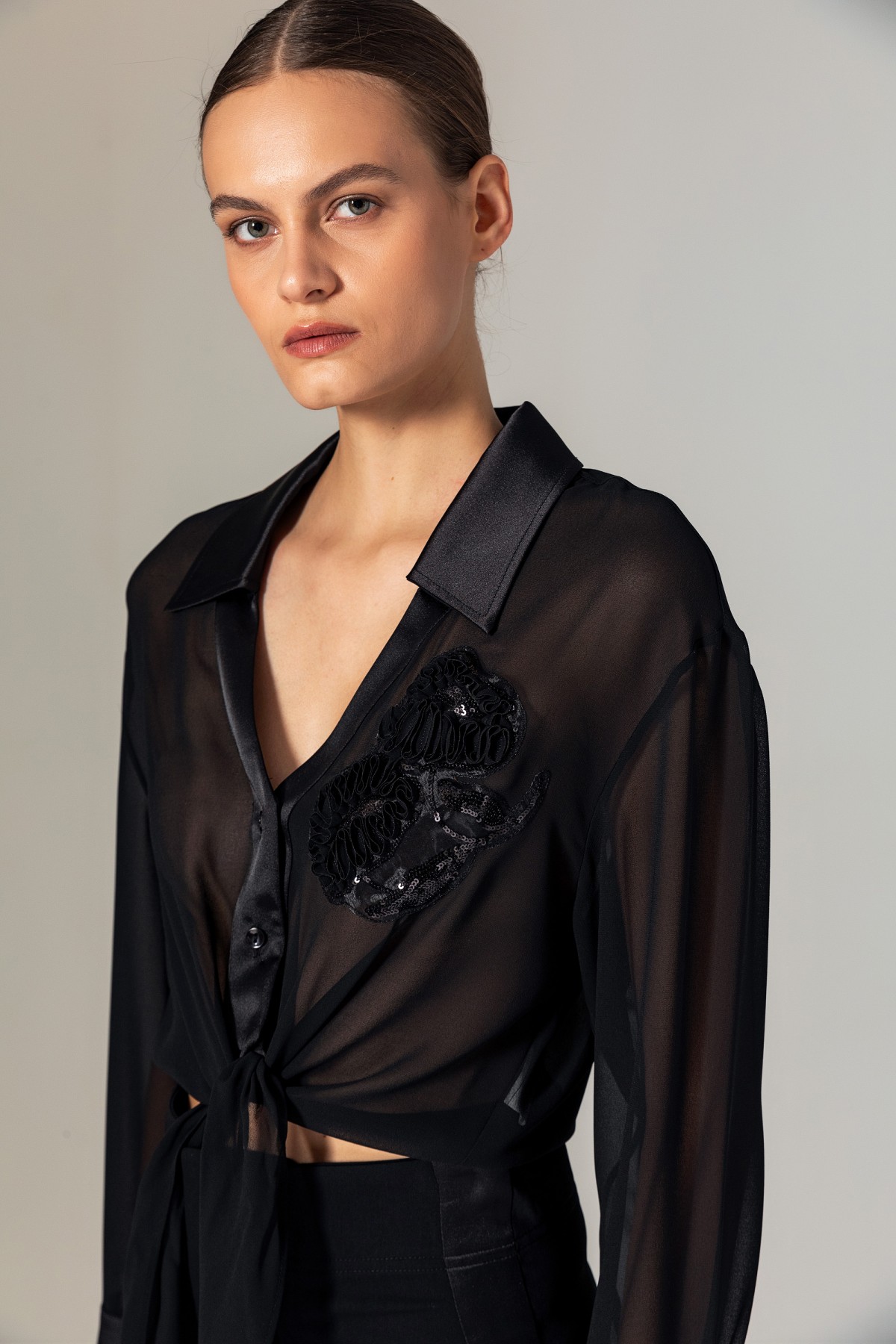 İşlemeli Önü Bağcıklı Bluz Siyah
