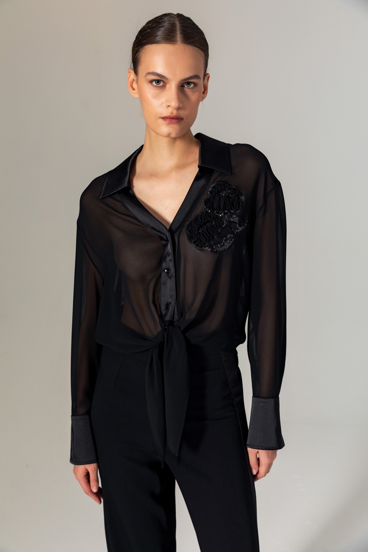İşlemeli Önü Bağcıklı Bluz Siyah