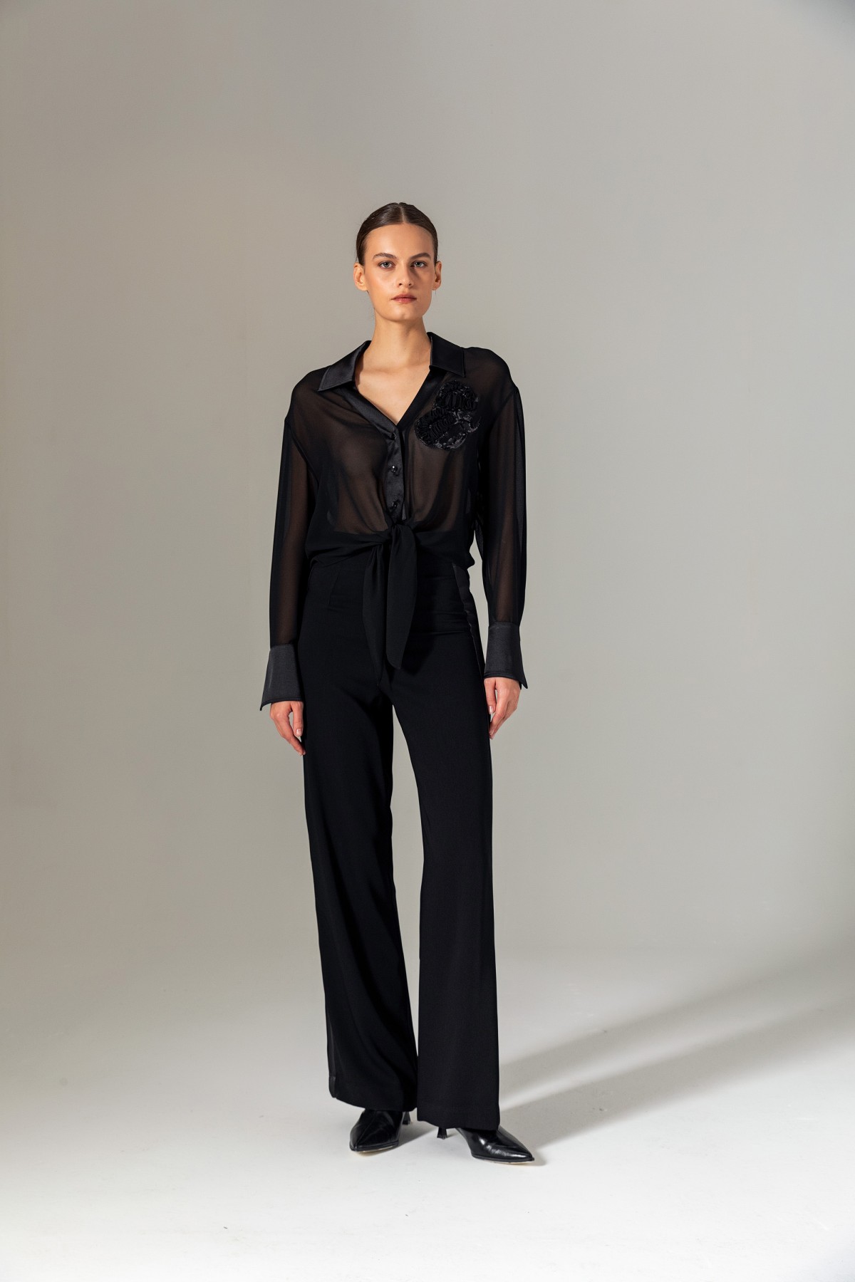 İşlemeli Önü Bağcıklı Bluz Siyah