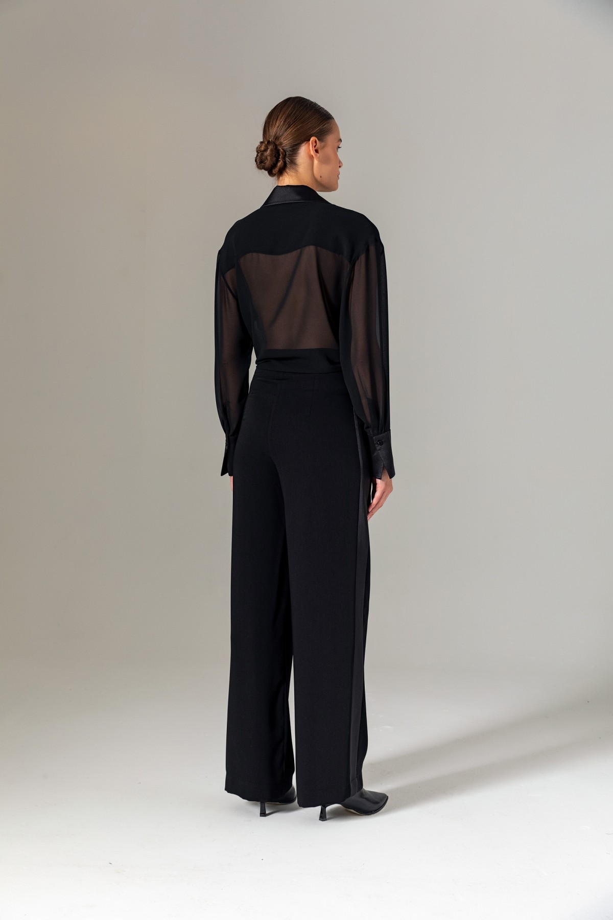 İşlemeli Önü Bağcıklı Bluz Siyah