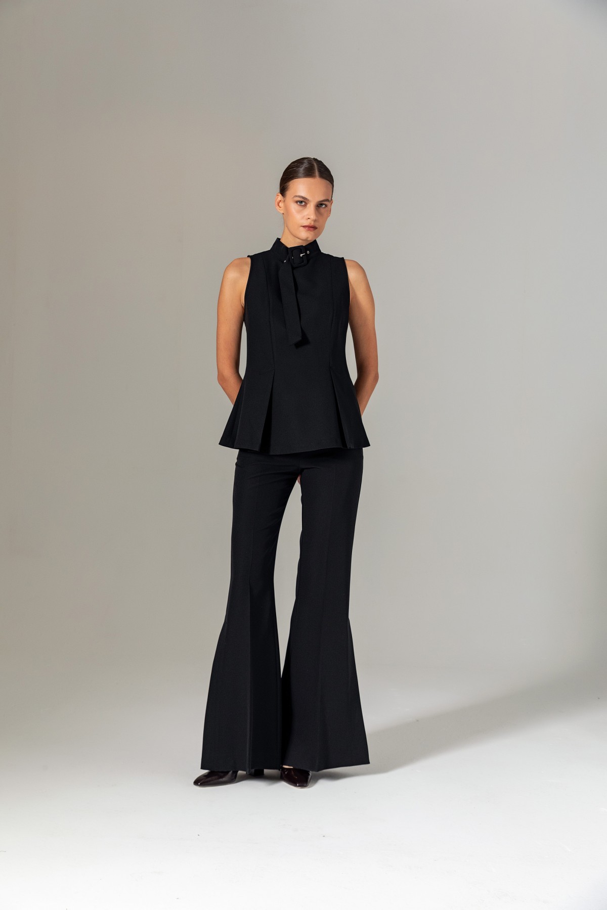 Yakası Kemer Detaylı Bluz Siyah