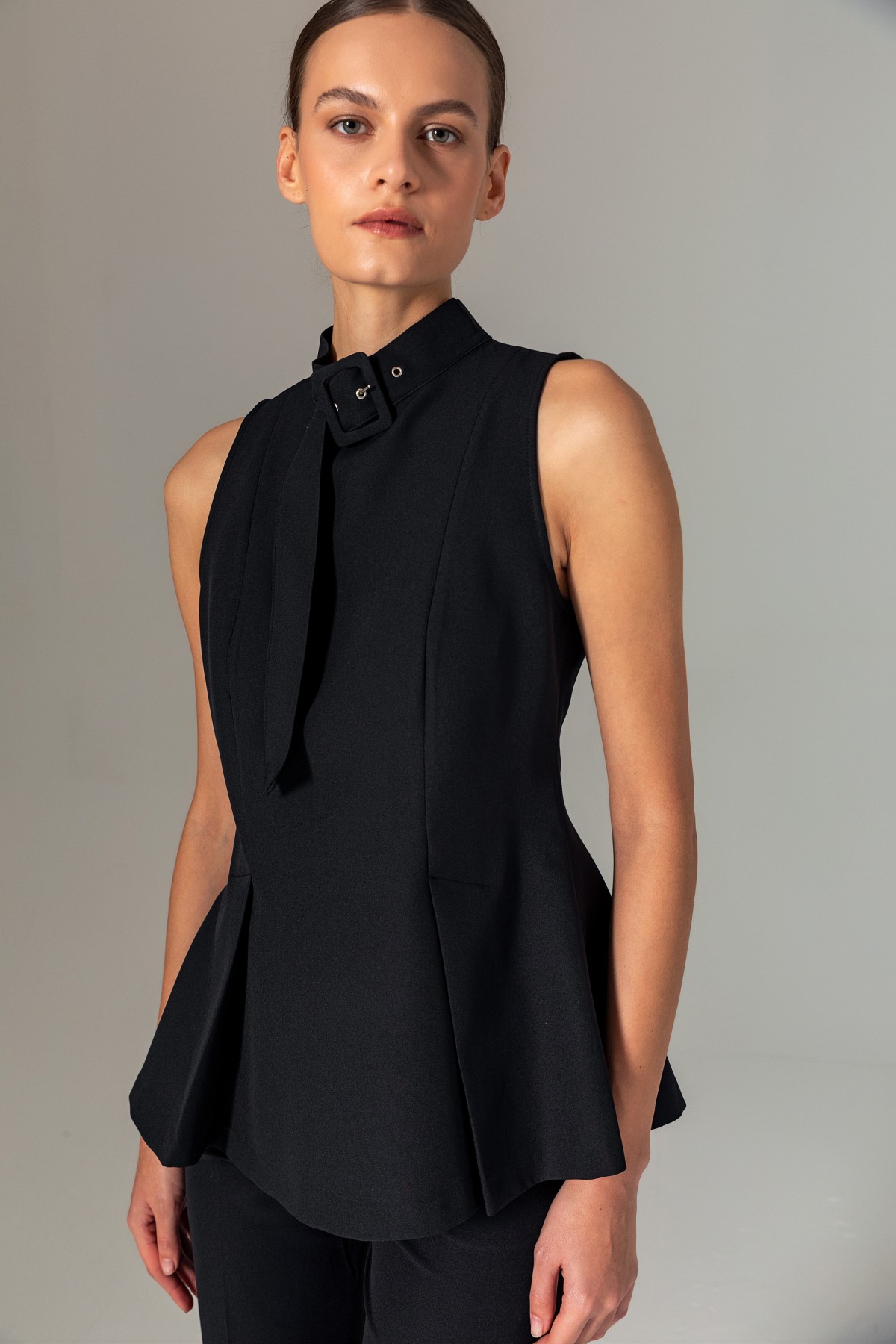 Yakası Kemer Detaylı Bluz Siyah