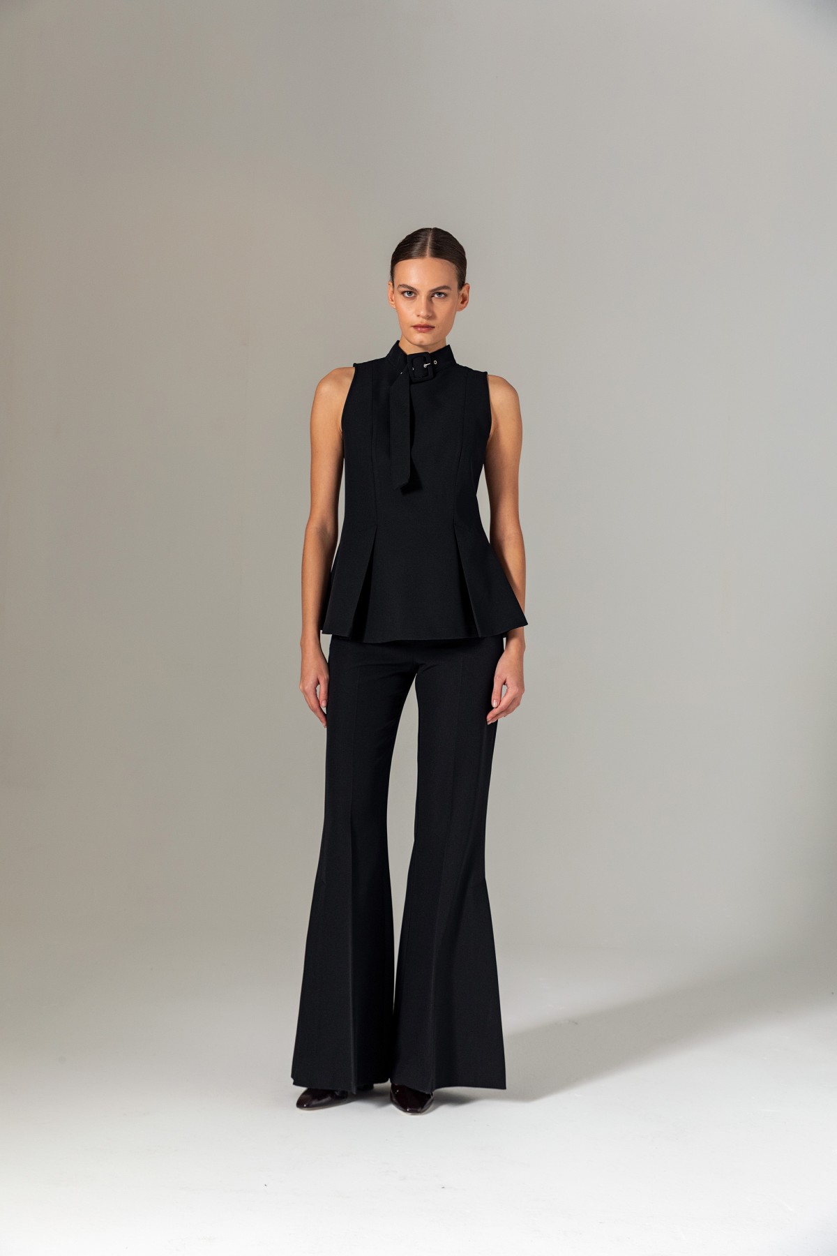 Yakası Kemer Detaylı Bluz Siyah