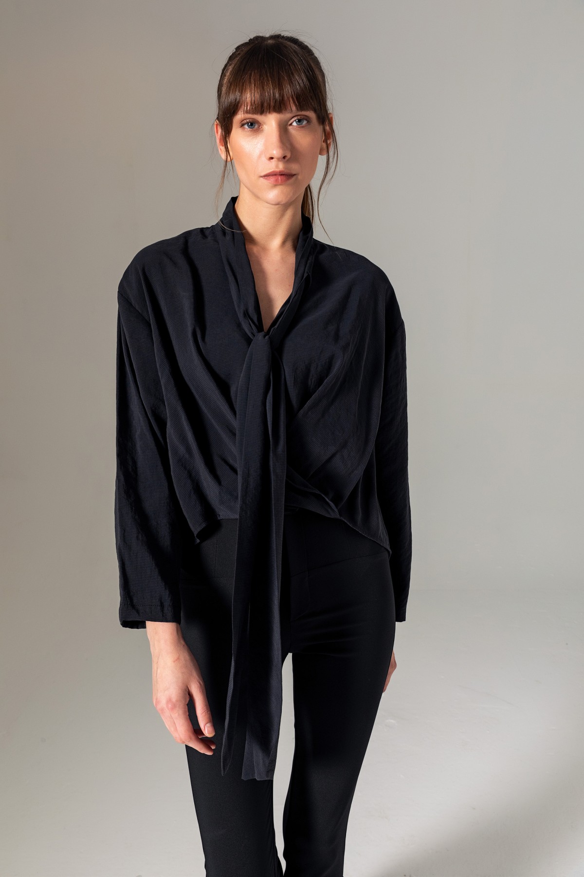 Yakası Bağlamalı Kruvaze Bluz Siyah