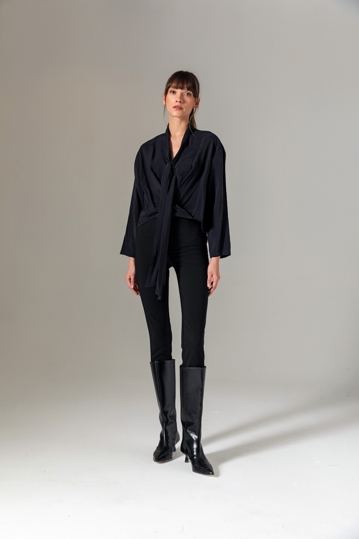 Yakası Bağlamalı Kruvaze Bluz Siyah