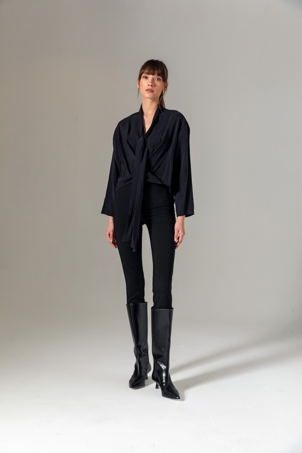 Yakası Bağlamalı Kruvaze Bluz Siyah