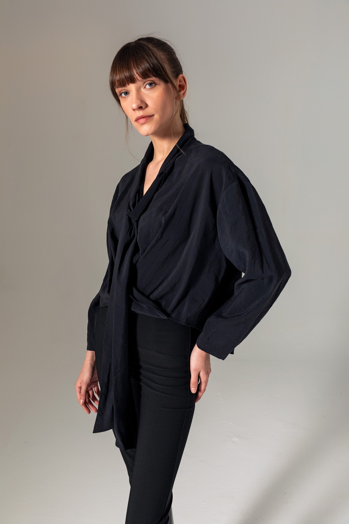 Yakası Bağlamalı Kruvaze Bluz Siyah