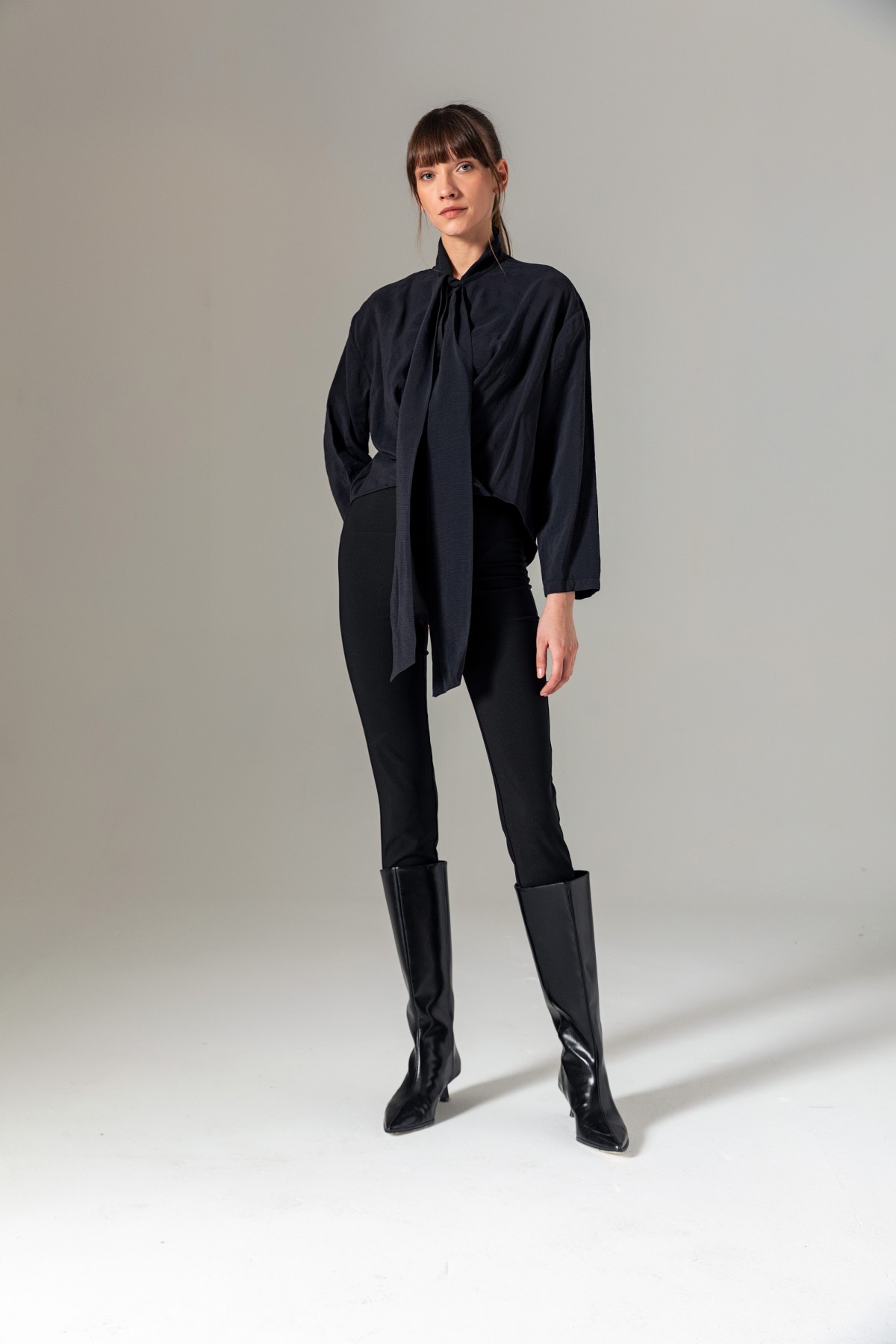 Yakası Bağlamalı Kruvaze Bluz Siyah