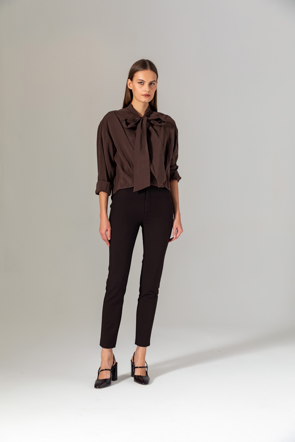 Yakası Bağlamalı Kruvaze Bluz Kahve