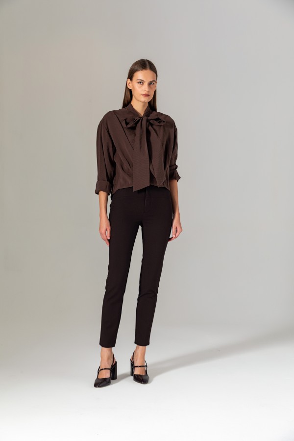 Yakası Bağlamalı Kruvaze Bluz Kahve