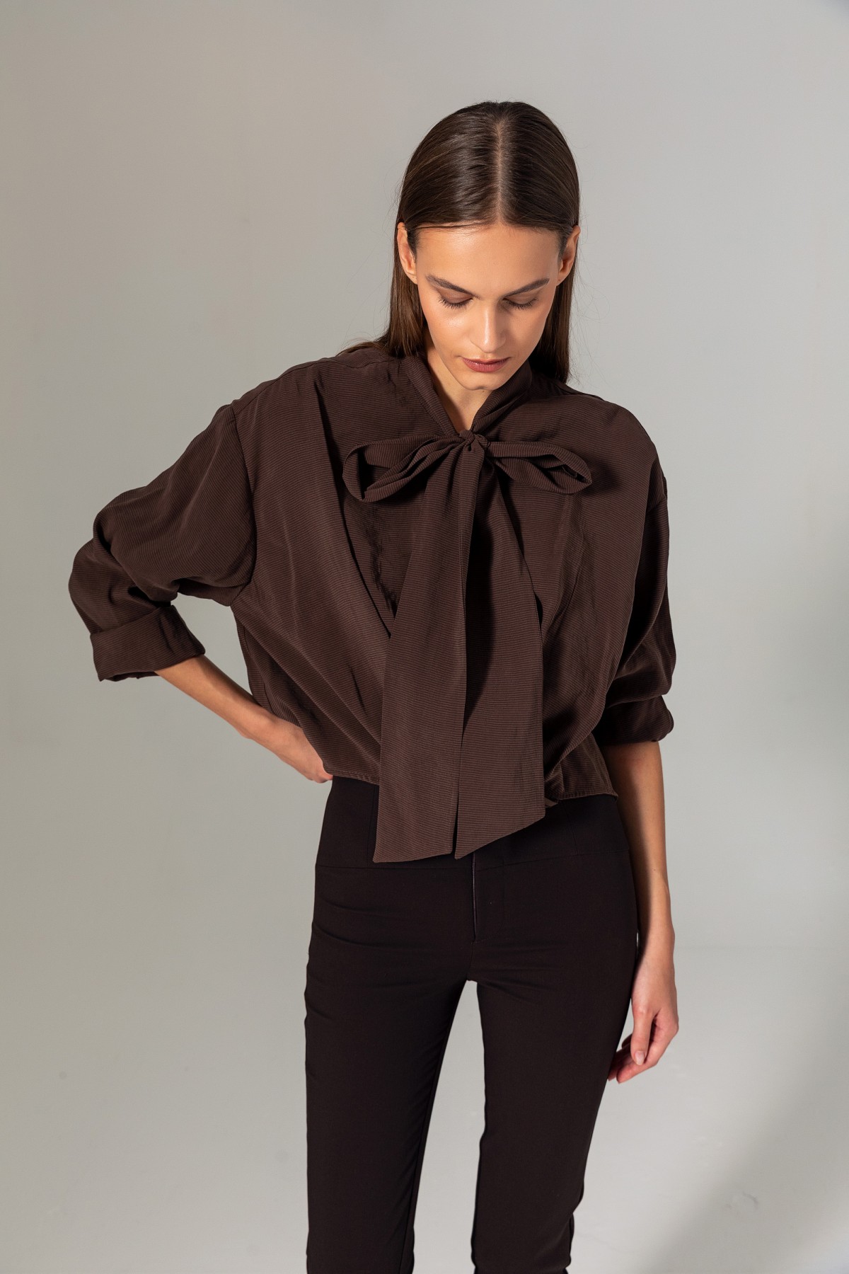 Yakası Bağlamalı Kruvaze Bluz Kahve