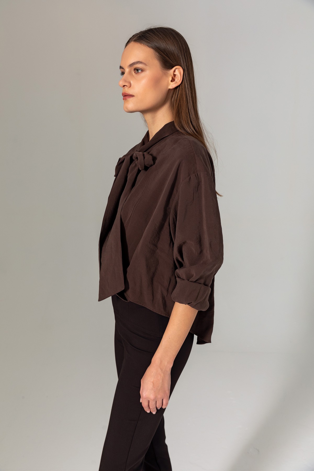 Yakası Bağlamalı Kruvaze Bluz Kahve