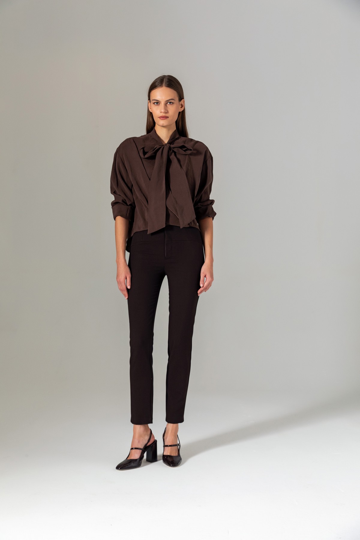 Yakası Bağlamalı Kruvaze Bluz Kahve