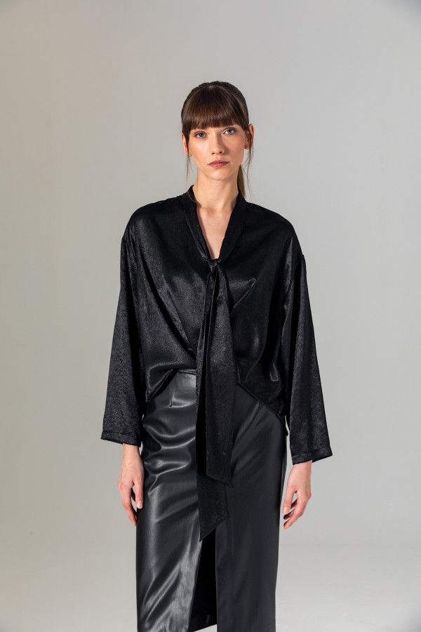 Yakası Bağlamalı Kruvaze Saten Bluz Siyah