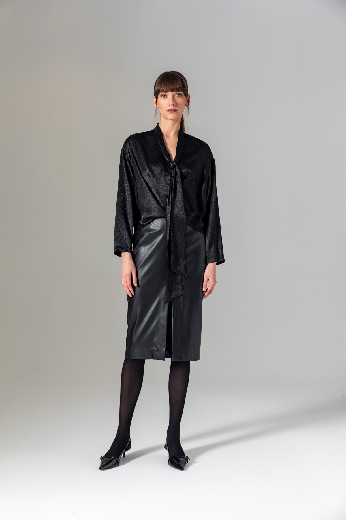 Yakası Bağlamalı Kruvaze Saten Bluz Siyah