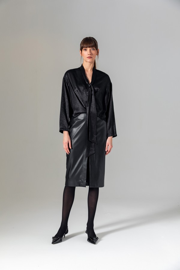 Yakası Bağlamalı Kruvaze Saten Bluz Siyah Yakası Bağlamalı Kruvaze Saten Bluz Siyah