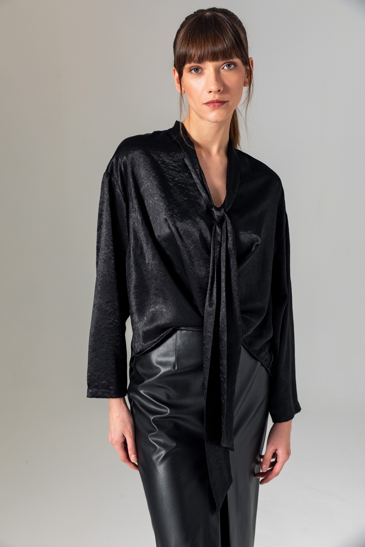 Yakası Bağlamalı Kruvaze Saten Bluz Siyah