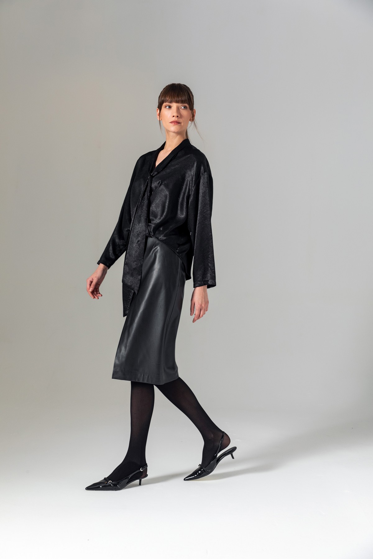 Yakası Bağlamalı Kruvaze Saten Bluz Siyah