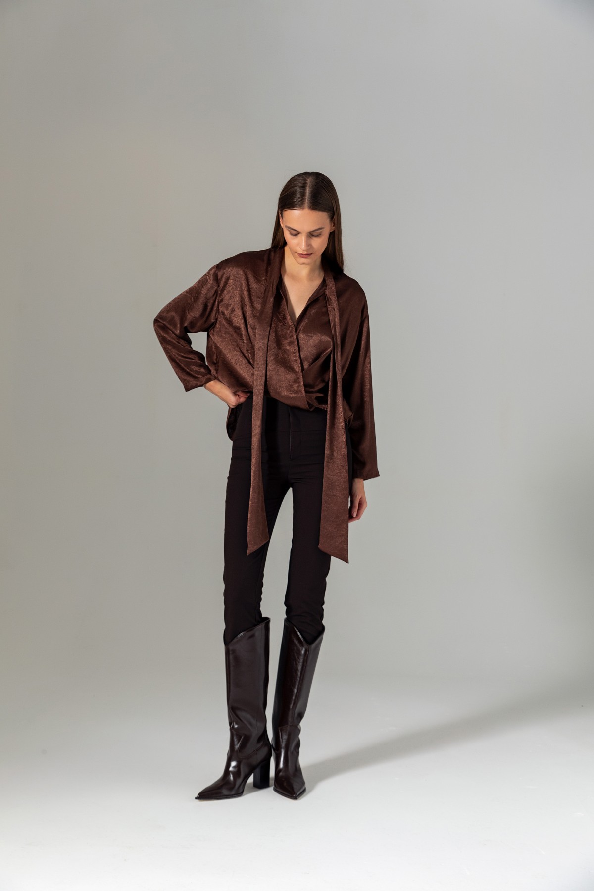 Yakası Bağlamalı Kruvaze Saten Bluz Kahve