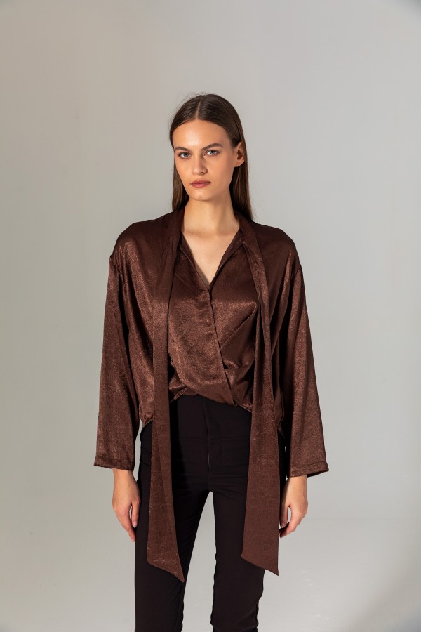 Yakası Bağlamalı Kruvaze Saten Bluz Kahve Yakası Bağlamalı Kruvaze Saten Bluz Kahve