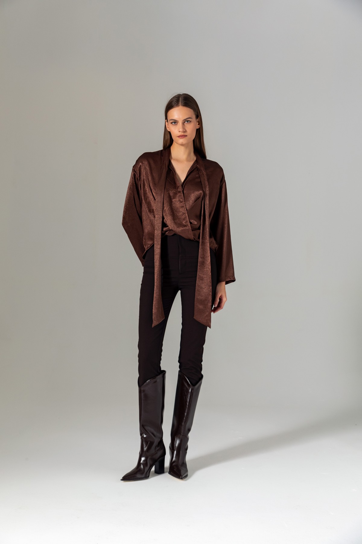 Yakası Bağlamalı Kruvaze Saten Bluz Kahve