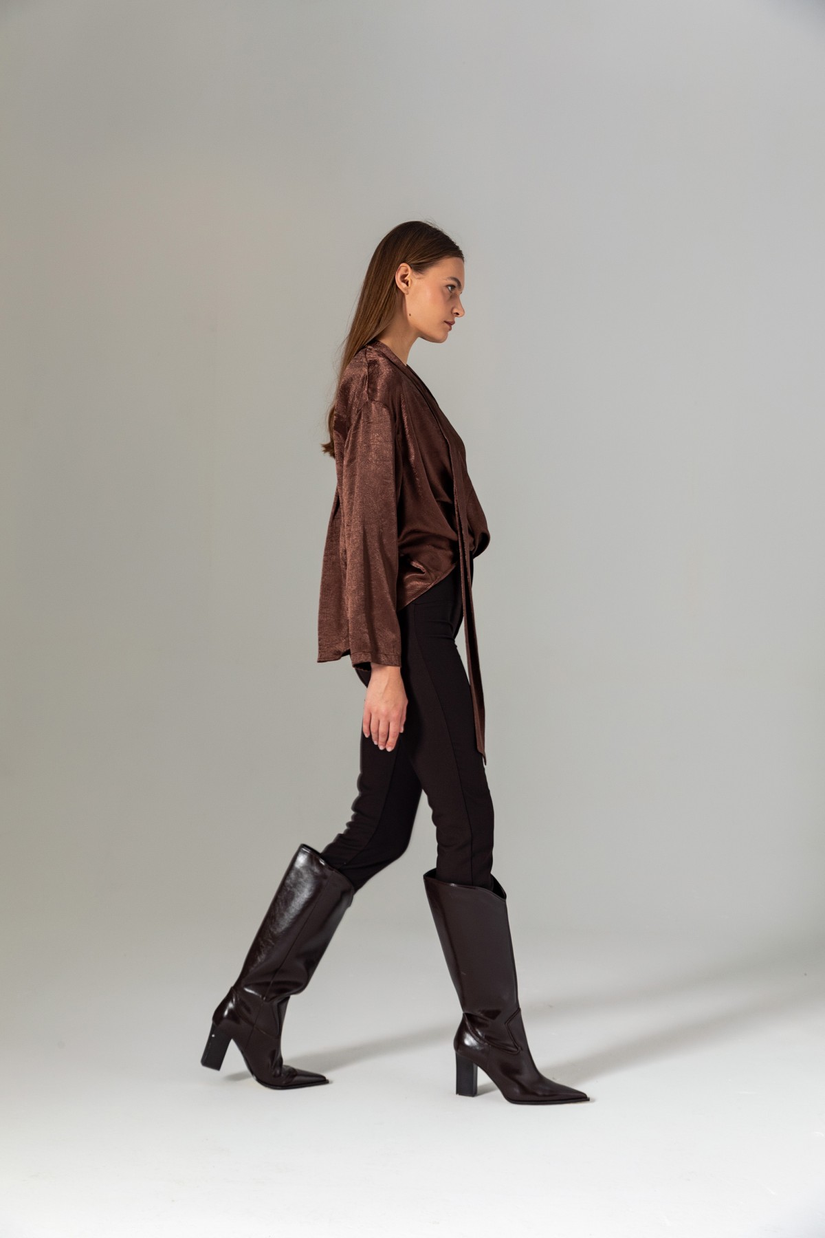 Yakası Bağlamalı Kruvaze Saten Bluz Kahve