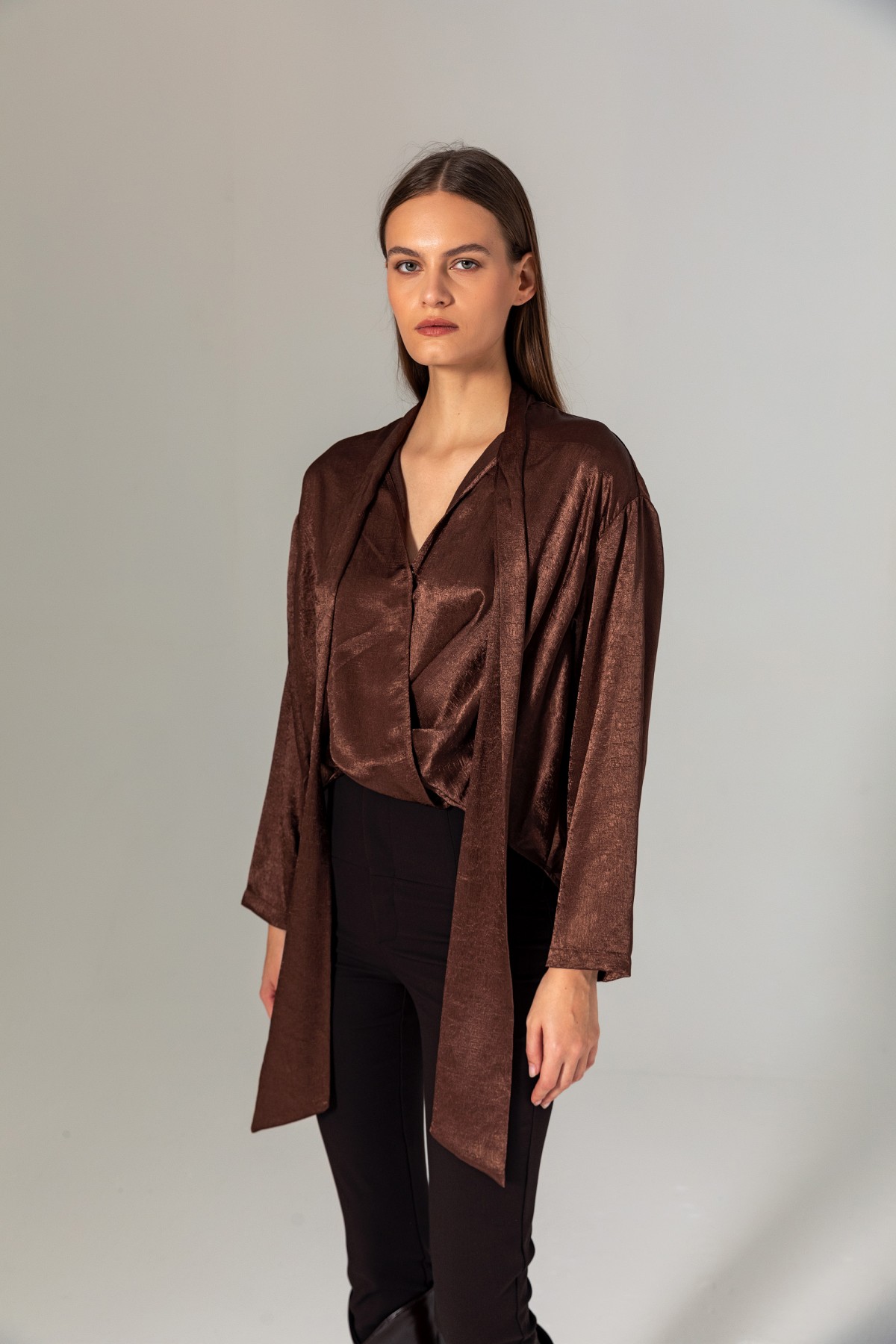 Yakası Bağlamalı Kruvaze Saten Bluz Kahve