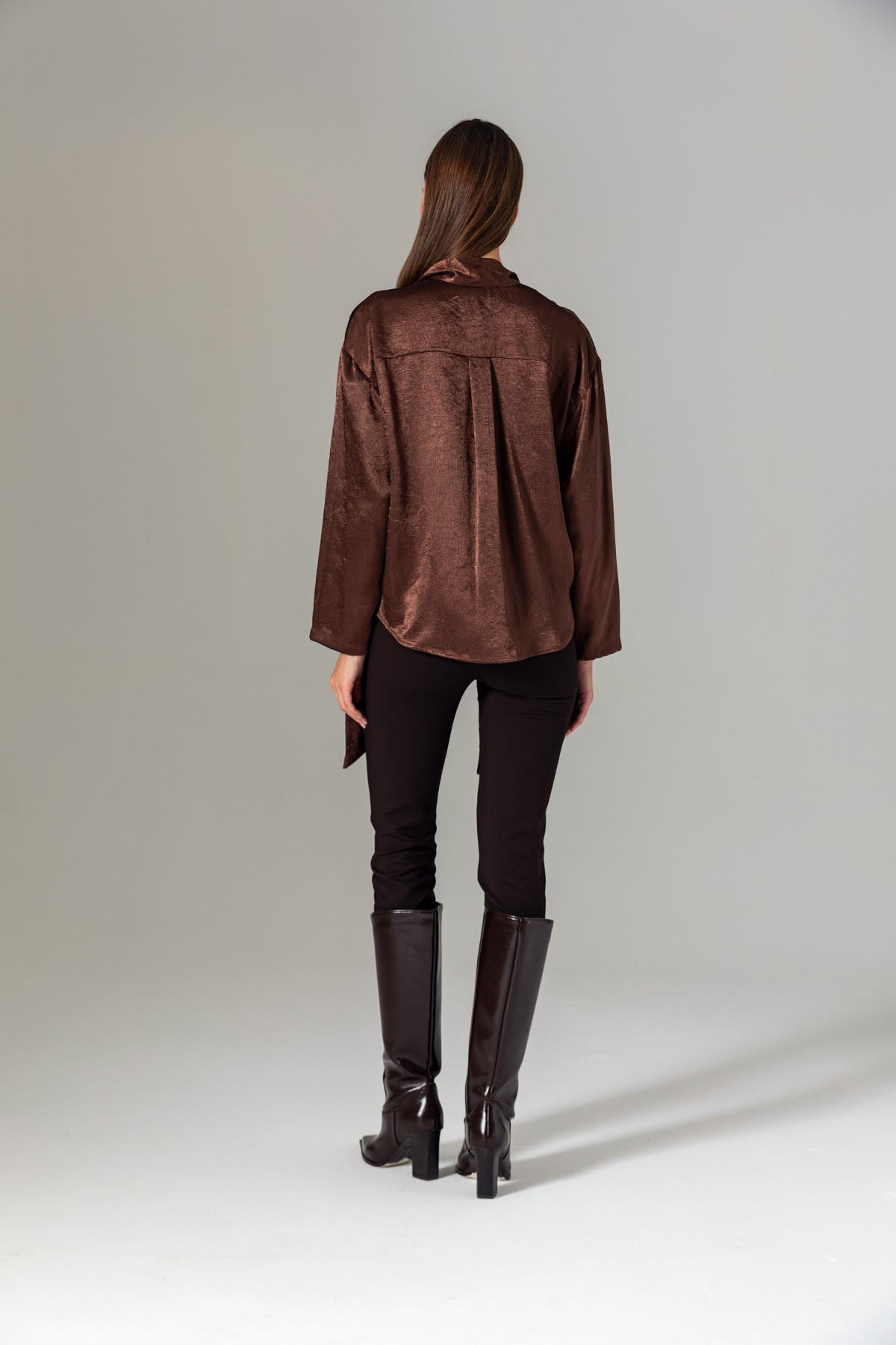 Yakası Bağlamalı Kruvaze Saten Bluz Kahve