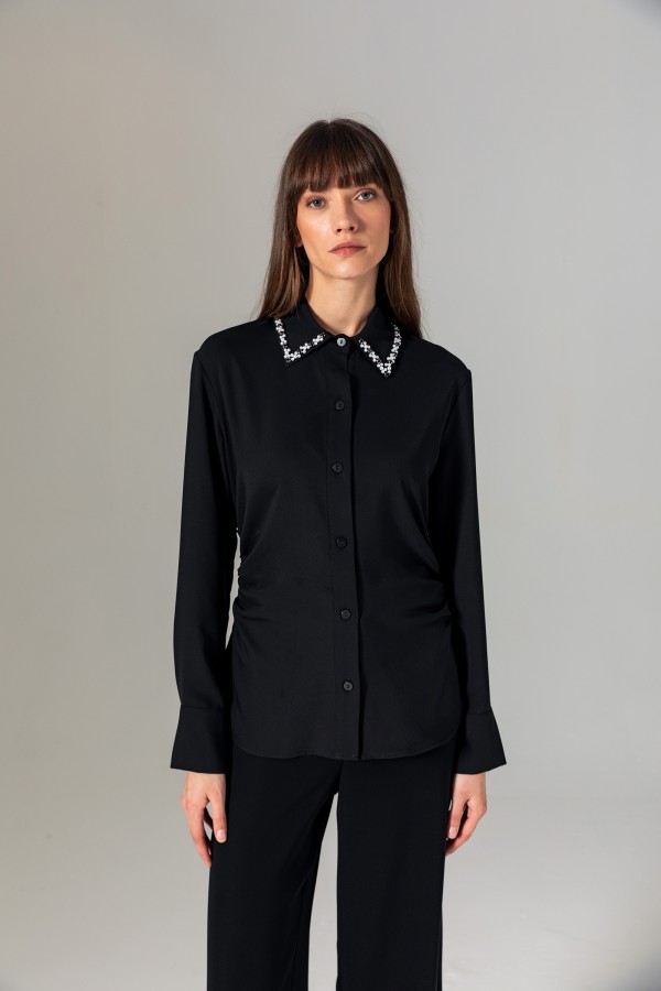 Yakası İşlemeli Gömlek Siyah Yakası İşlemeli Gömlek Siyah