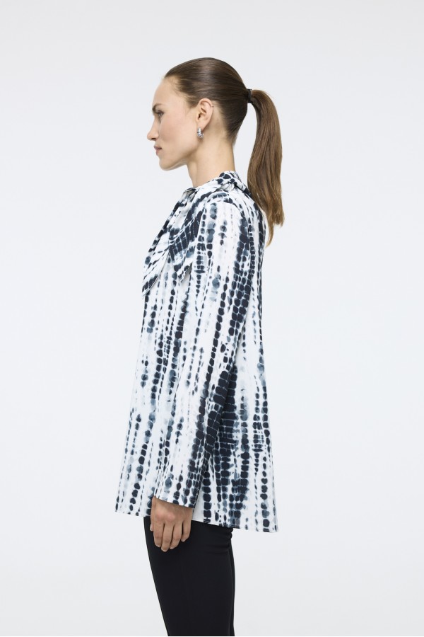 Yakası Fularlı Desenli Bluz Siyah Yakası Fularlı Desenli Bluz Siyah